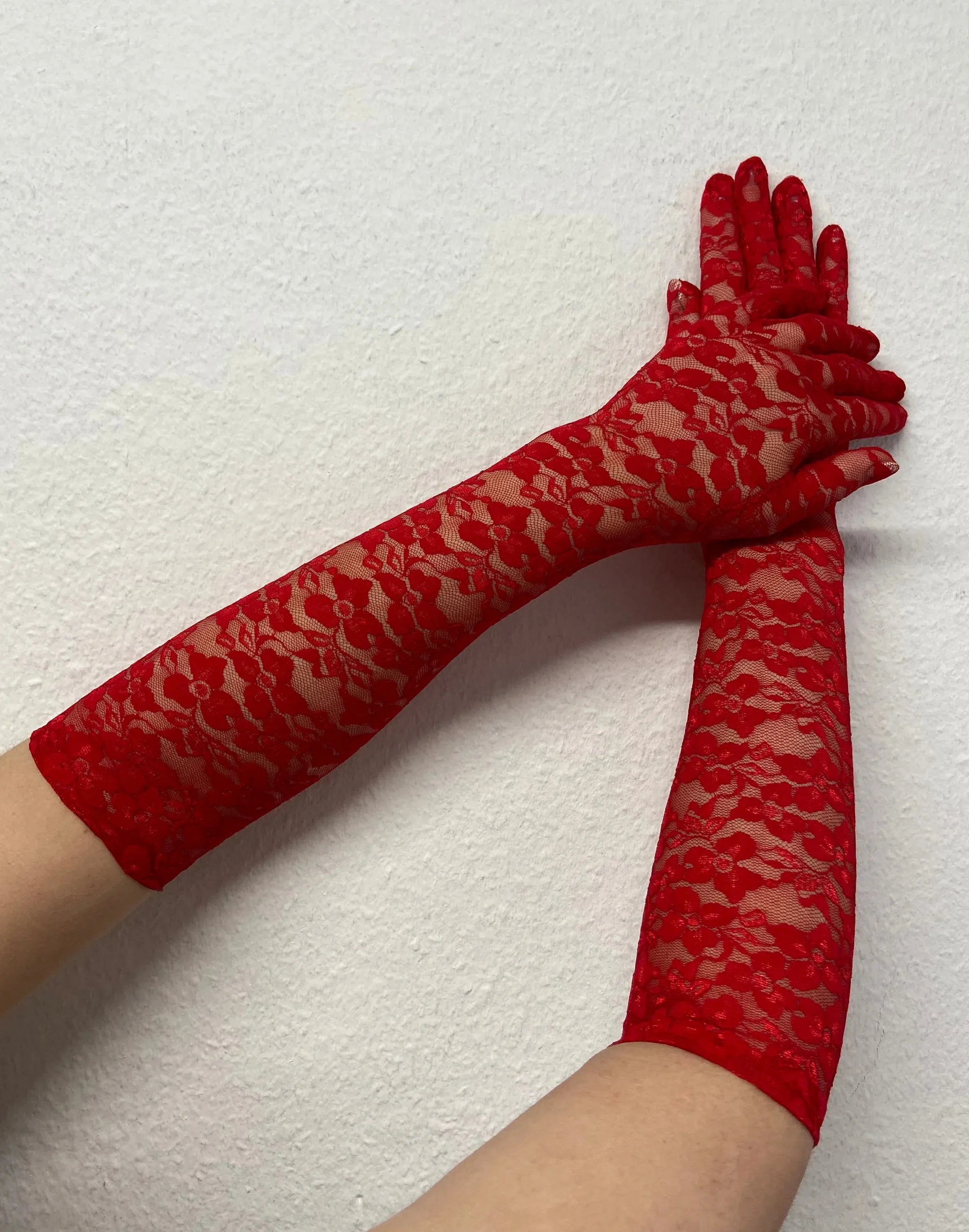 Opera Lace Gloves in Red