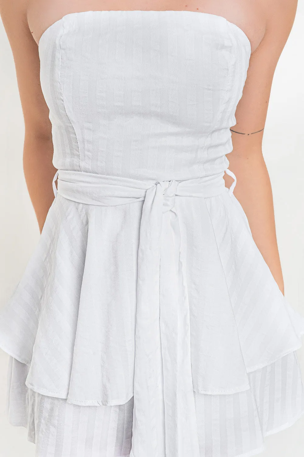 Playsuit strapless de rayas con cinturón