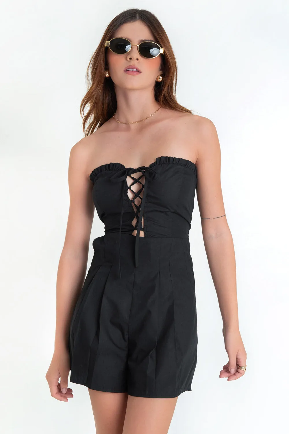 Playsuit strapless escote cut out con lazado