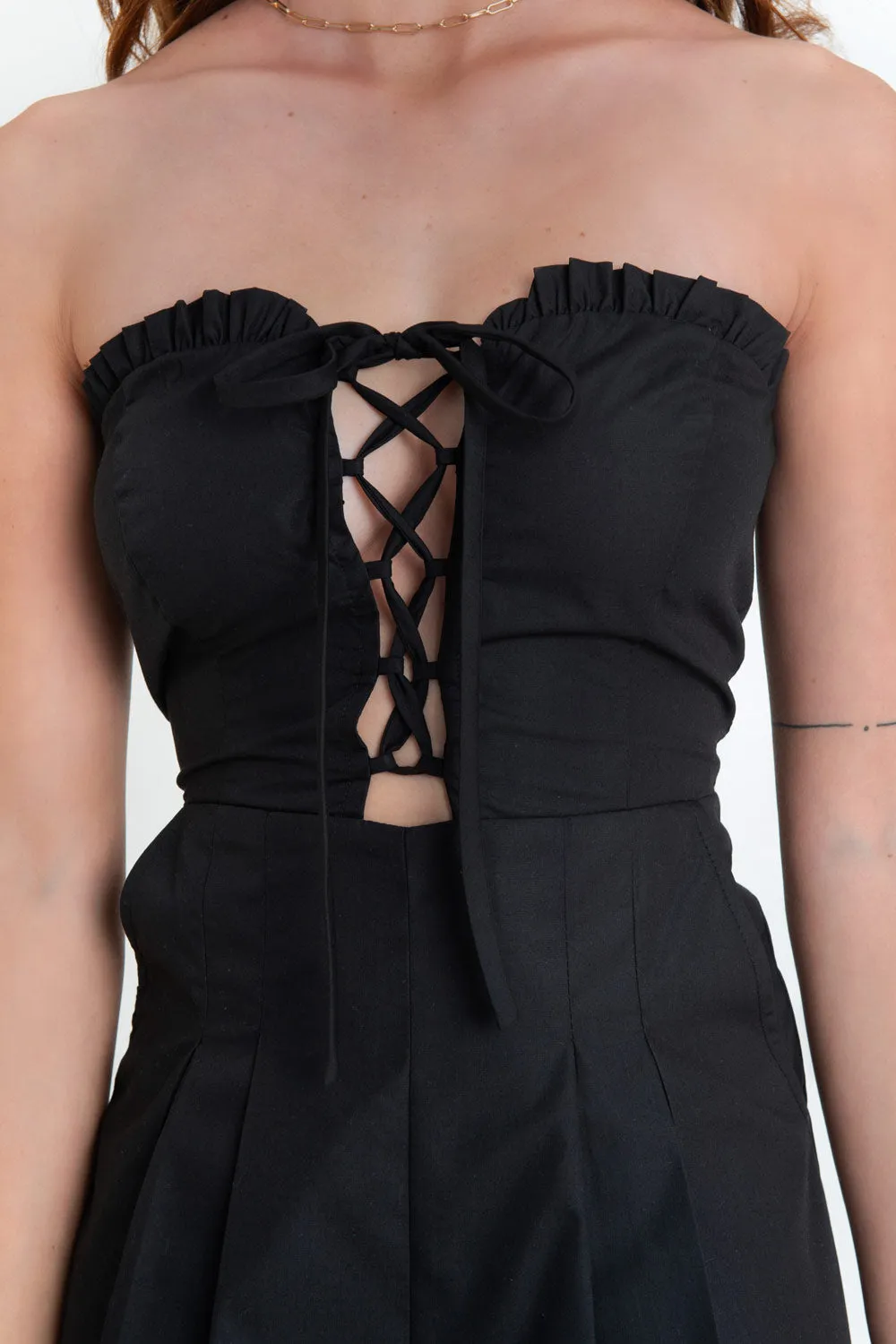 Playsuit strapless escote cut out con lazado