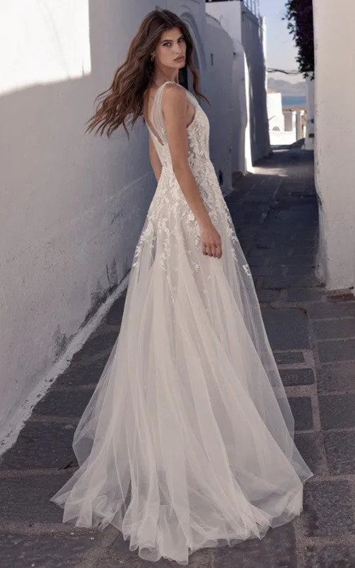 Simple A-Line Plunging Neck Tulle Wedding Dress with Appliques and Ruching-716423