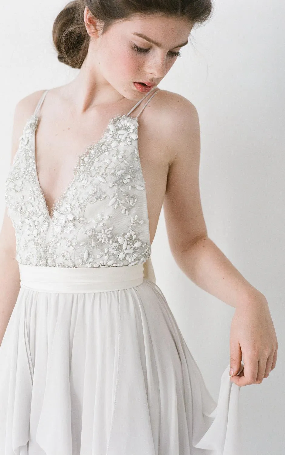 V-Neck Sleeveless Pleated Chiffon Dress With Back Bow-ET_711204