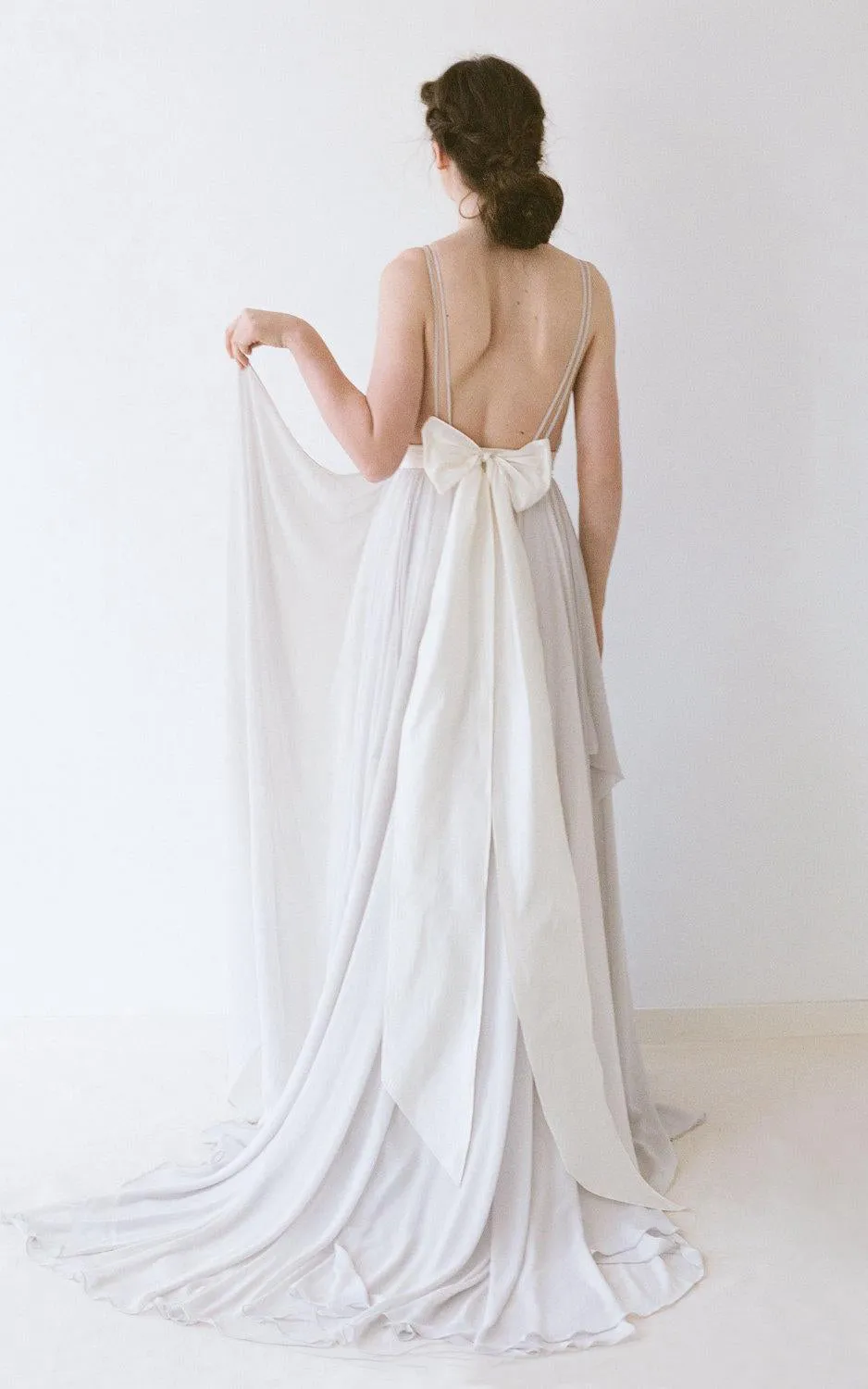 V-Neck Sleeveless Pleated Chiffon Dress With Back Bow-ET_711204